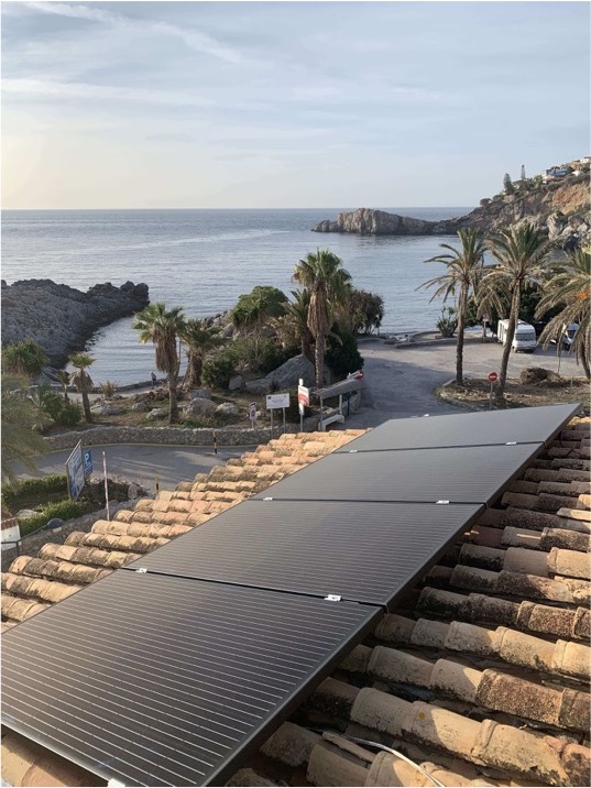 Instalación fotovoltaica con módulos marca Sonnenkraft en Marina del Este.