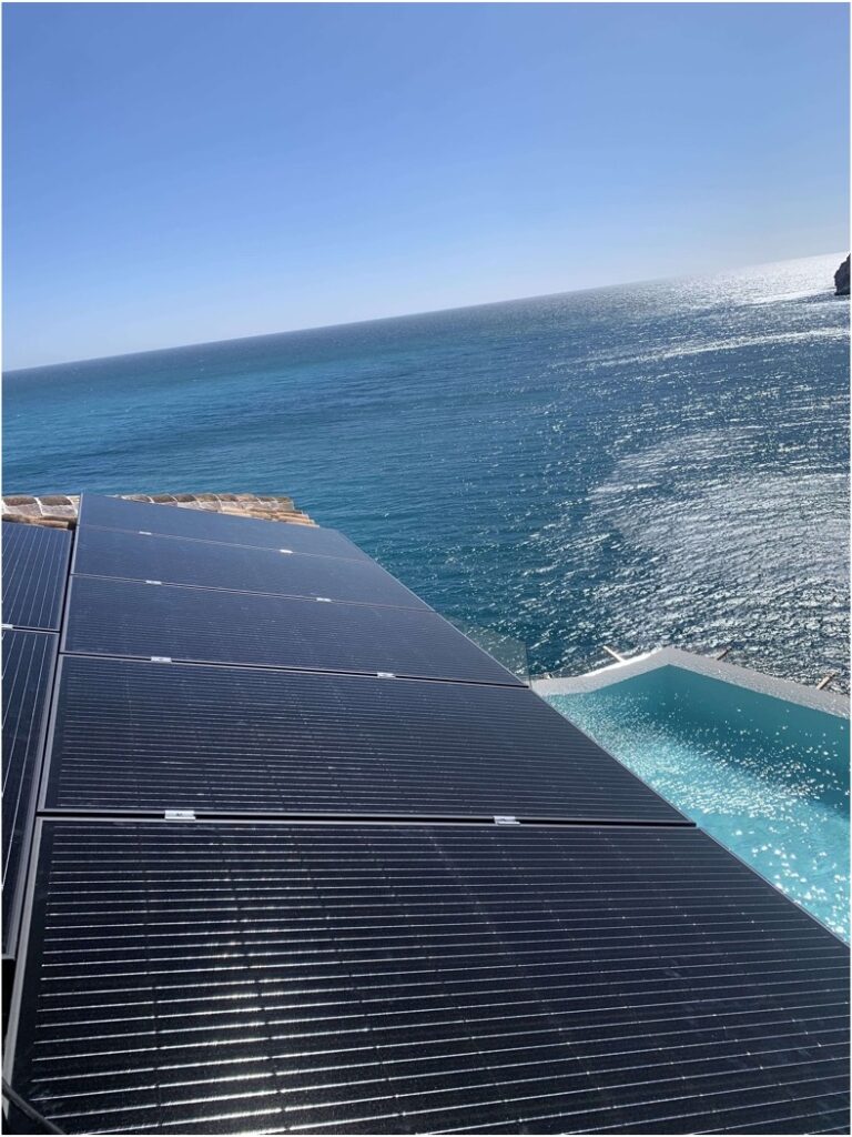 Sistema fotovoltaico con microinversores integrados.