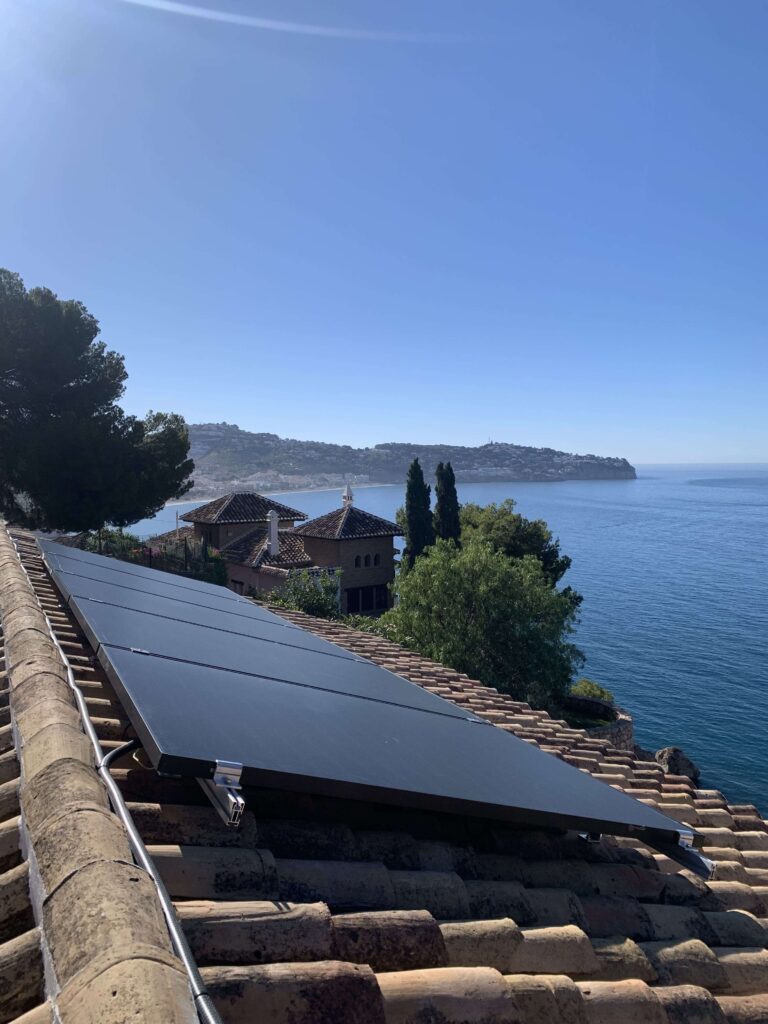 Energía solar en La Herradura con inversor de autoconsumo